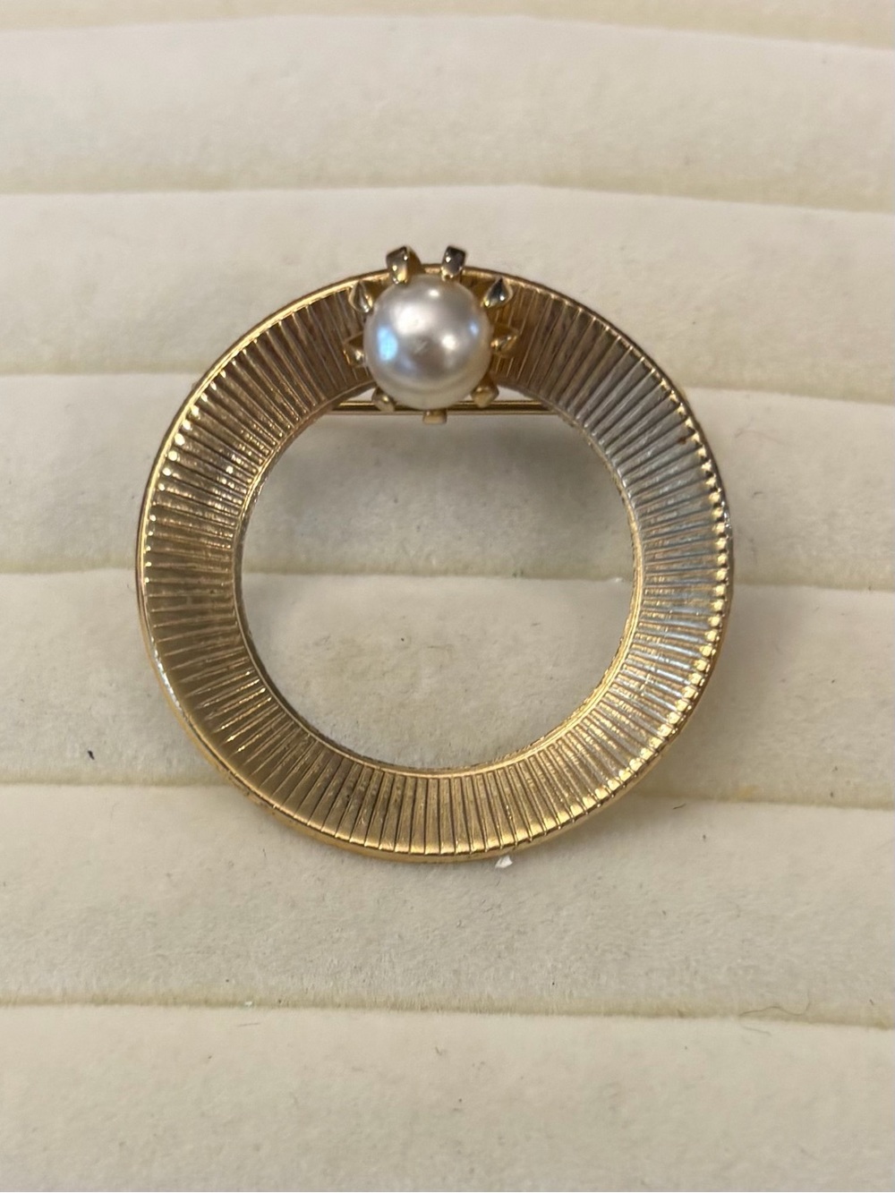 Vintage Gold Tone Brooch Pin Textured Circle Faux Pearl Stone Formal Classic